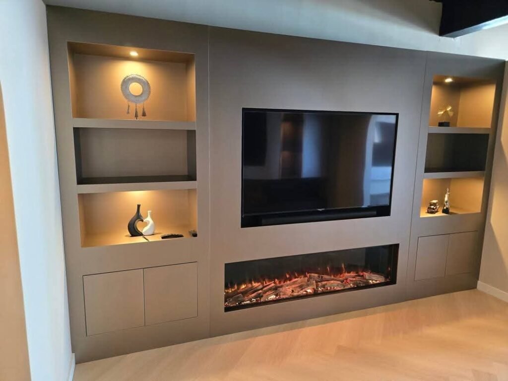 Beige cine wall met haard en nisjes