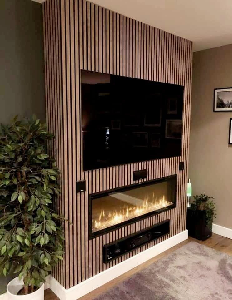 Cinewall met panelen en haard