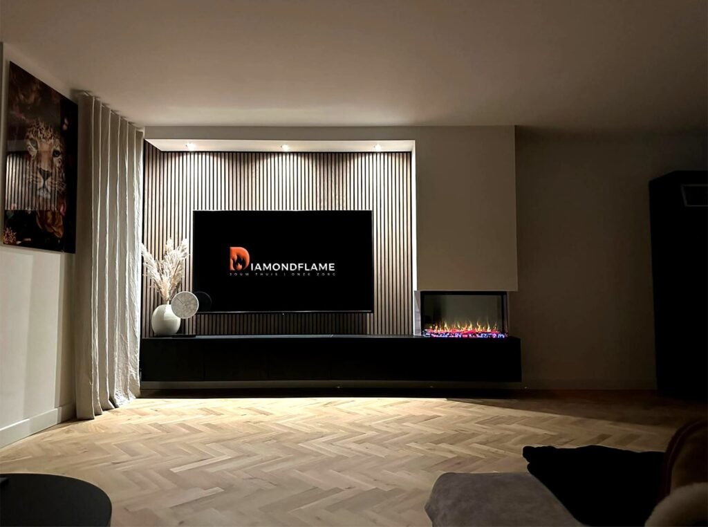 Luxe cinewell met opbergruimte, panelen en sfeerhaard