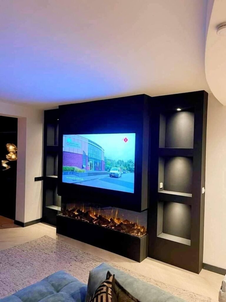 Zwarte cinewall met nisjes en haard