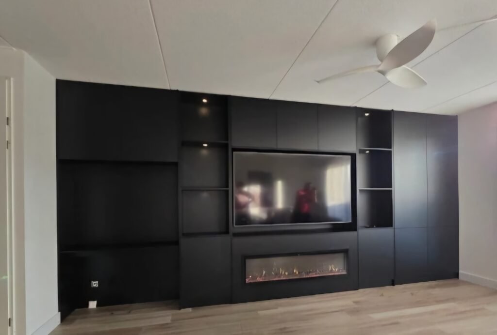 Zwarte cinewall met haard