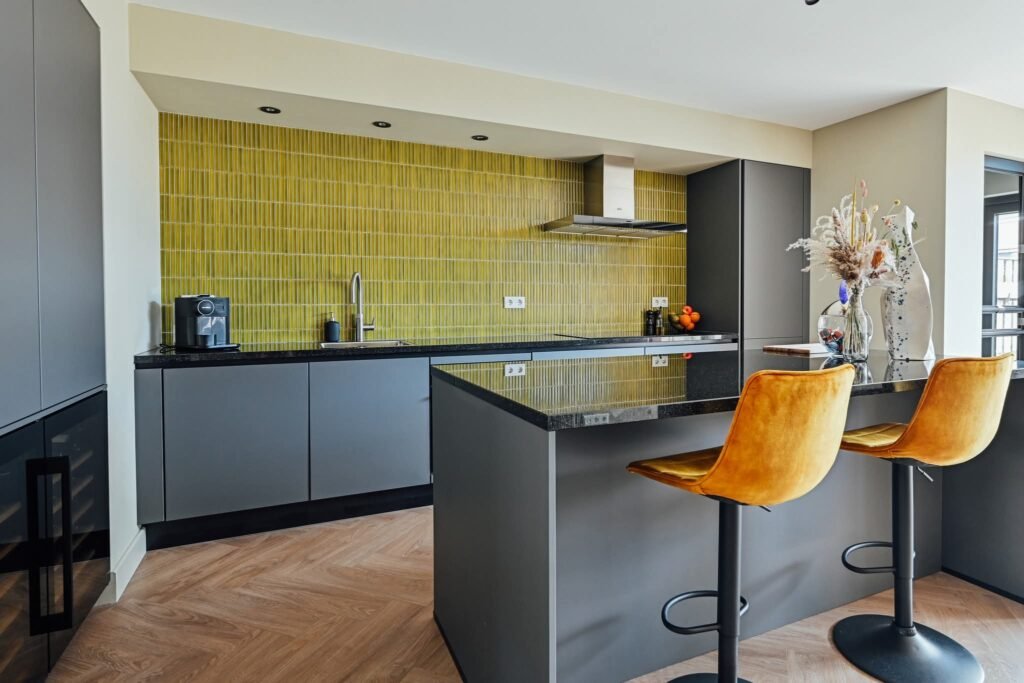 Keuken met groen gele kitkat tegel op de wand