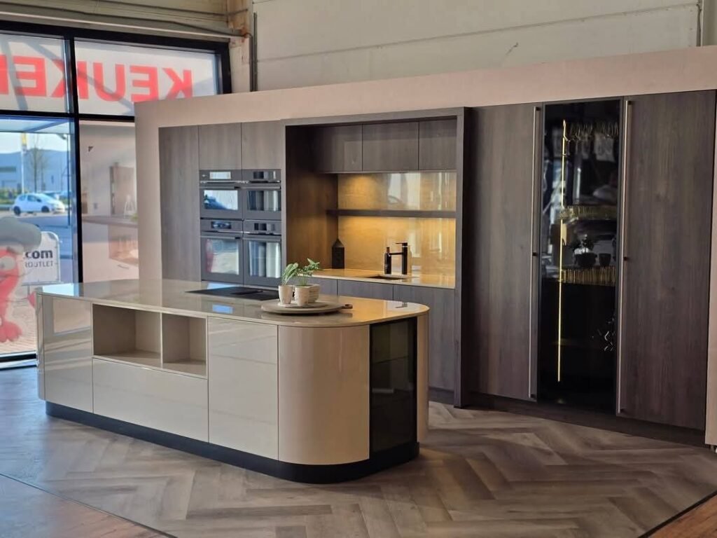 Japandi keuken met notenhout wand en rond beige kookeiland