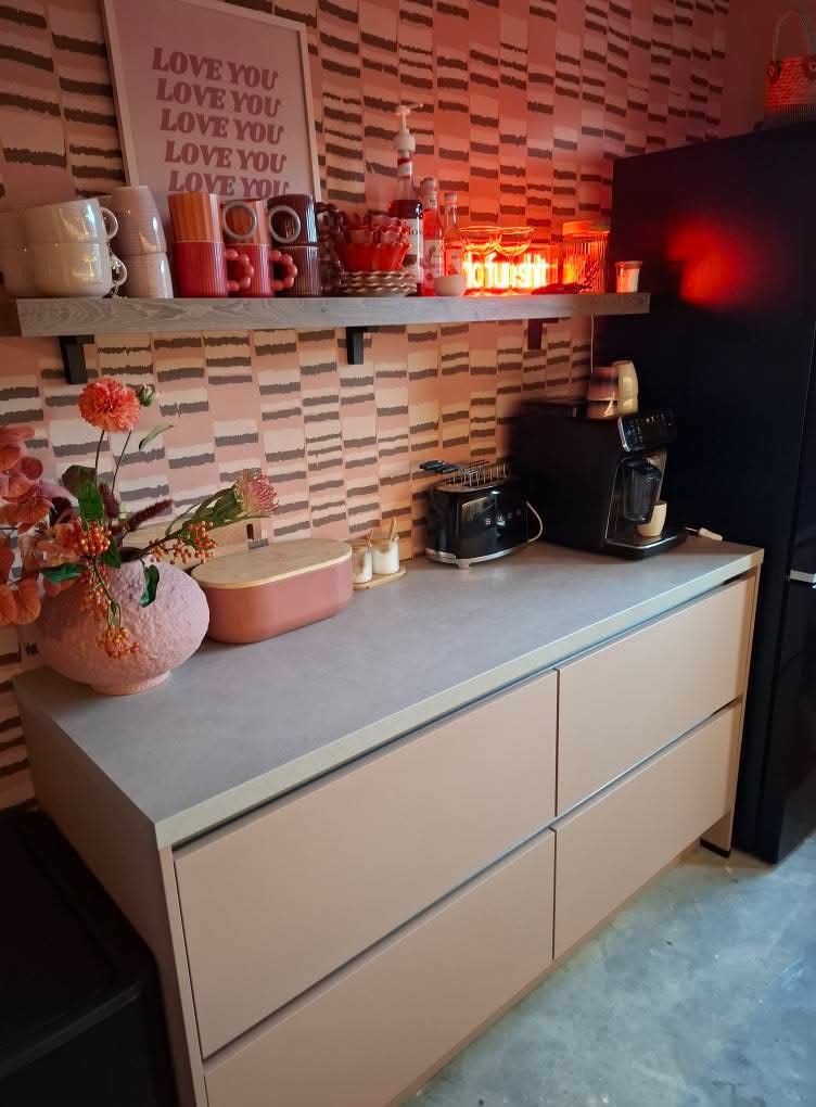 Koffiecorner bij roze keuken