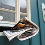 krant steekt uit brievenbus met tochtstrip