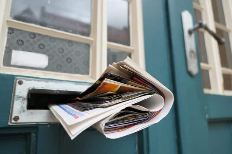 krant steekt uit brievenbus met tochtstrip