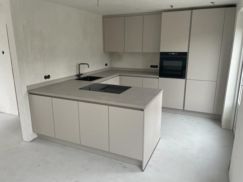 de keuken op de constructieve vloer
