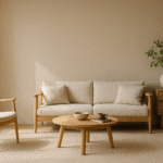 Japandi woonkamer met beige muren, lichte houten meubels, natuurlijke materialen en zacht zonlicht voor een warme, minimalistische sfeer.